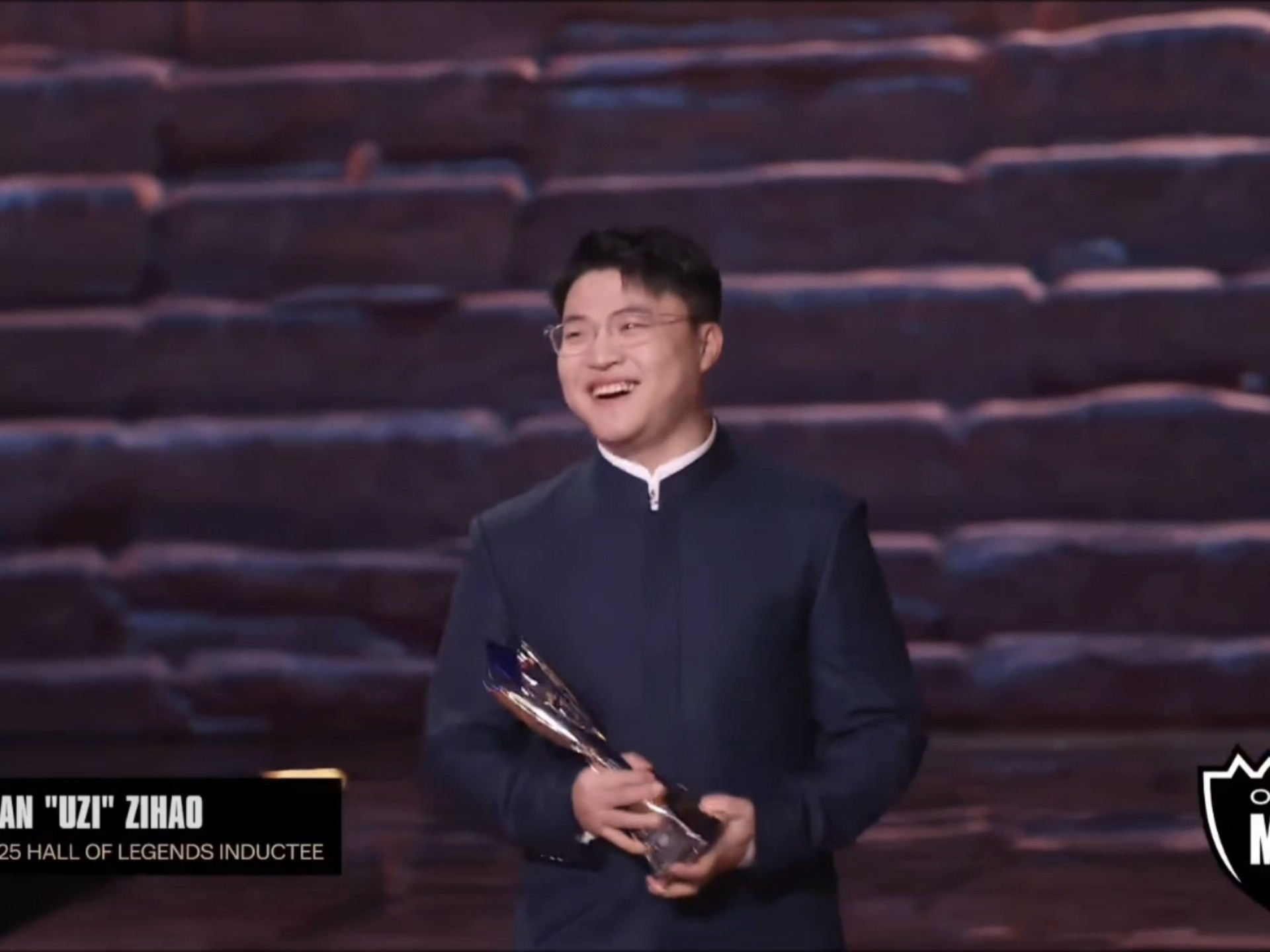 海星体育-Uzi回归赛场,比分优势明显首场状态亮眼,热火观众沸腾!的简单介绍